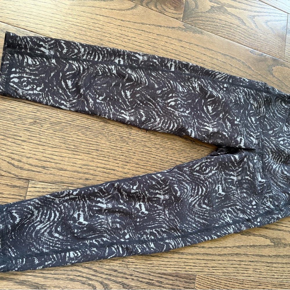 Athleta black and grey Patterned capri leggings